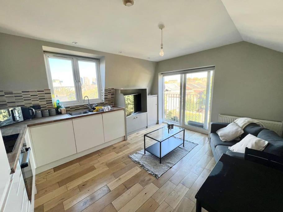 Lovely Two Bed Flat London Eksteriør billede
